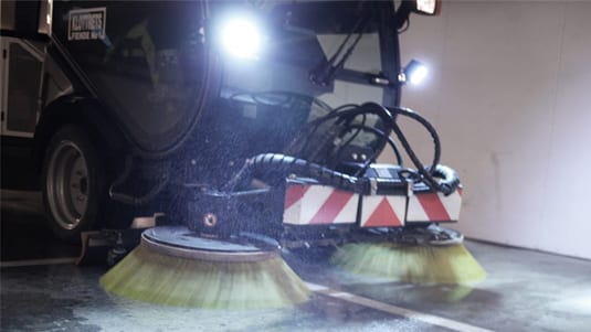 Låt våra maskiner göra garagestädningen Garagestädningen blir effektiv med maskinsopning